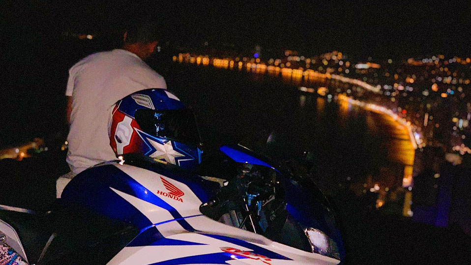 El joven J.G.J, apasionado de las motos.