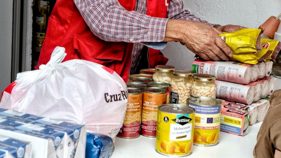 Recogida de alimentos a favor de Cruz Roja.