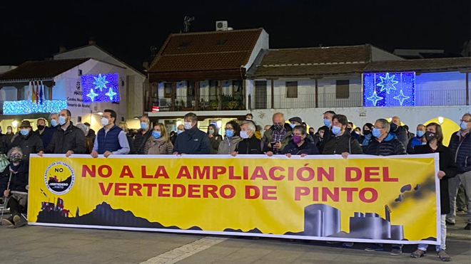Concentración contra la nueva macroplanta de residuos en Pinto.