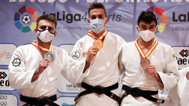 Adrián Nieto, a la izquierda, en el pódium del campeonato.