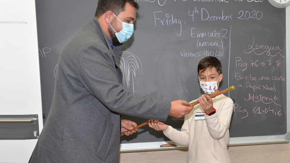 El alcalde Sergio Parra entrega a Enzo el bast&oacute;n de mando tras ser elegido alcalde infantil.