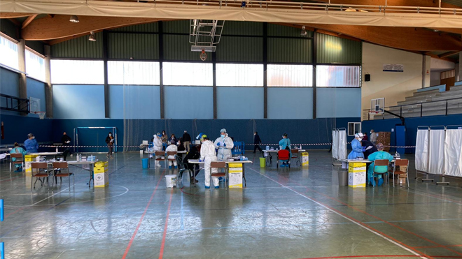 El equipo sanitario de la Comunidad de Madrid realiza los test de detección de coronavirus en la Ciudad Deportiva.