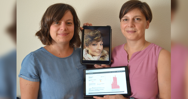 Eugenia, a la derecha, junto a Pamela (en pantalla) y Eva muestran la web de CoronaRiesgo.