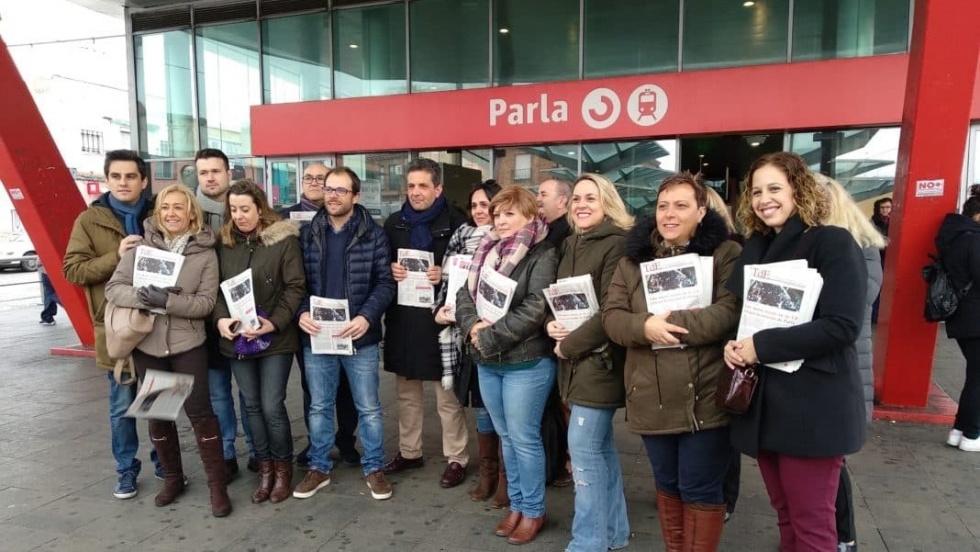 Recogida de firmas por la construcción de una segunda estación de Cercanías en Parla con el alcalde a la cabeza.