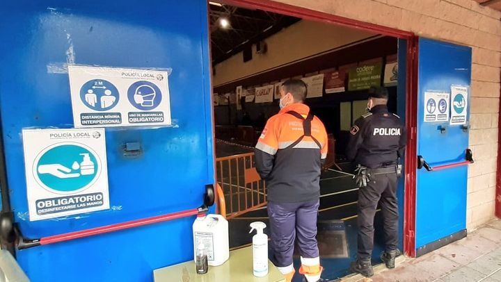 Exterior del polideportivo municipal durante las pruebas.