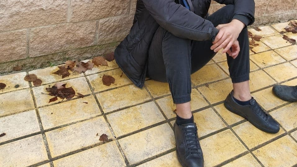Una patrulla de la policía de Pinto detiene al presunto autor de amenzas de muerte y destrozos en un vehículo.