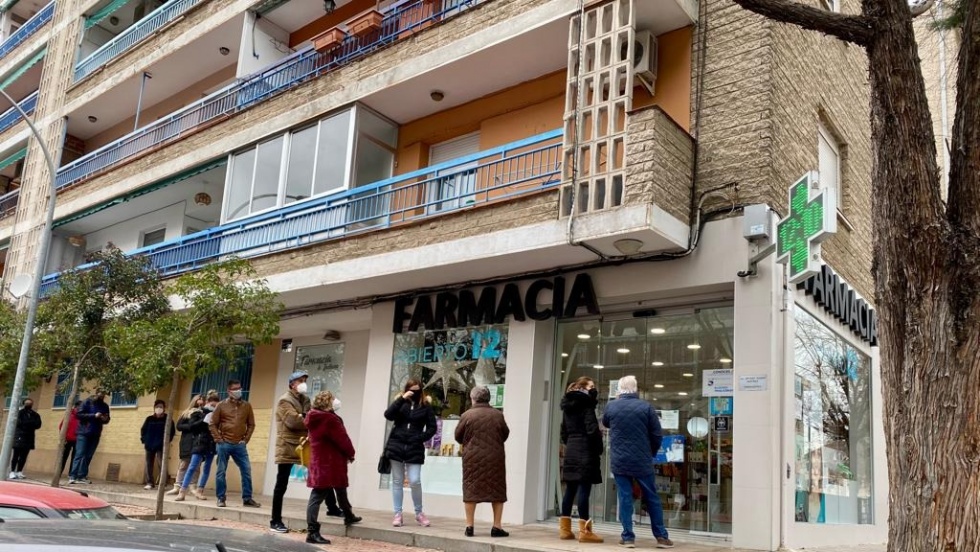 Cola en una farmacia de Pinto.