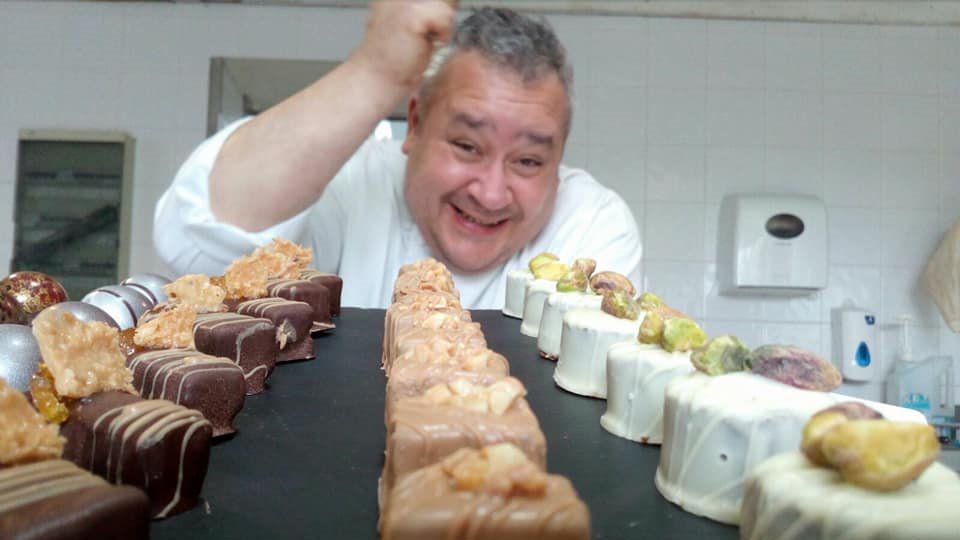El maestro chocolatero Justo Almendrote con algunas de sus creaciones.