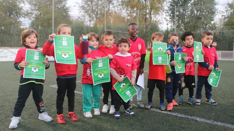 Eric con algunos compañeros en las jornadas de fútbol solidarias|Revista de Valdemoro