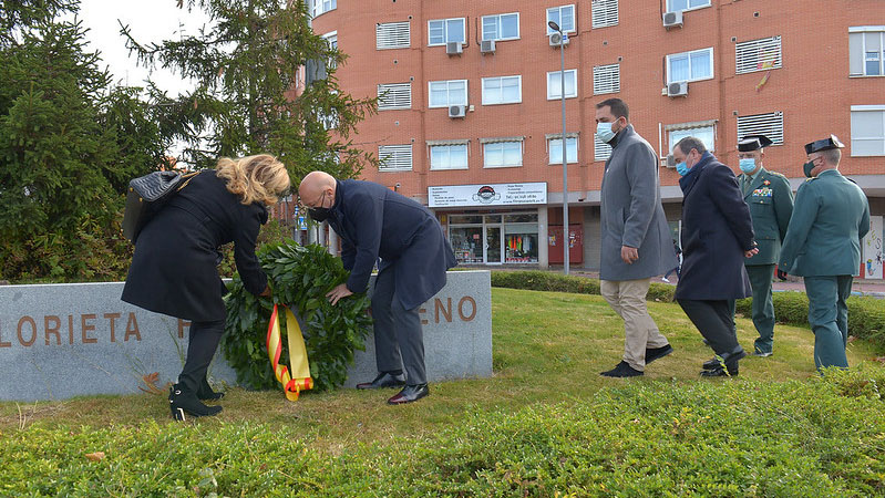 Los padres de Raúl Centeno colocan su corona de laurel.