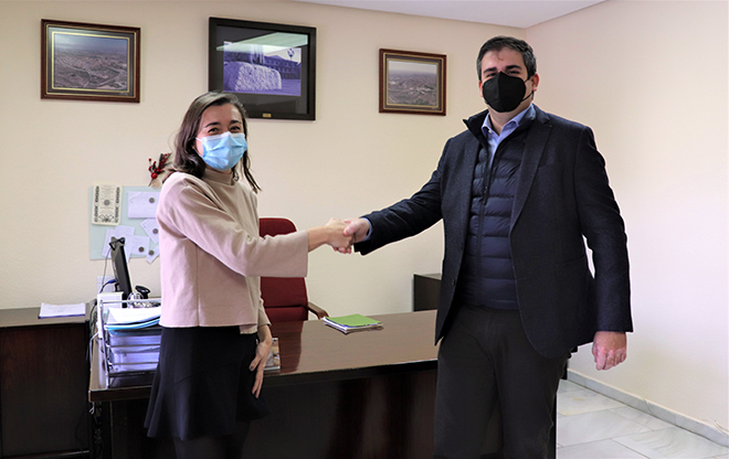 La alcaldesa Raquel Jimeno se reúne con Álvaro, responsable de la nueva empresa adjudicataria del servicio de tanatorio.