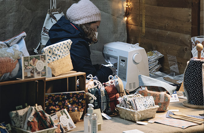 Lara en su puesto del mercadillo navide&ntilde;o de Pinto antes de decidir desinstalarlo.