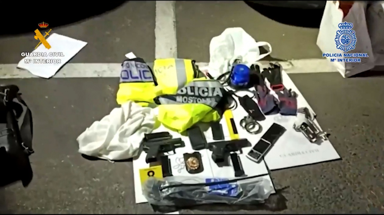 Objetos localizados por los agentes en el registro de sus domicilios.