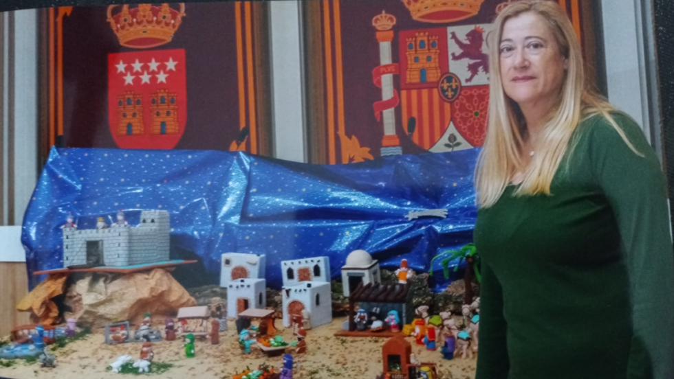 Merce con su belén de ganchillo.