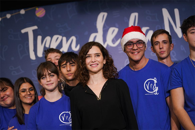 La presidenta Isabel D&iacute;az Ayuso junto a los j&oacute;venes del coro Voces para la Convivencia.