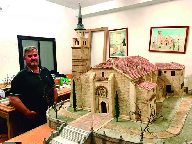 Esteban junto a la maqueta. Foto de Mario Coronas.