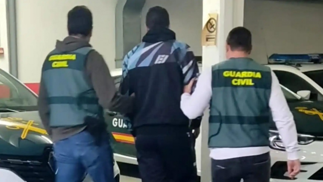 Traslado de uno de los detenidos  | Guardia Civil