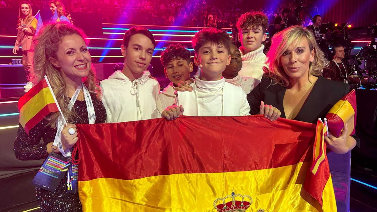 Carlos Higes junto al cuerpo de baile, María Eizaguirre y Eva Mora.