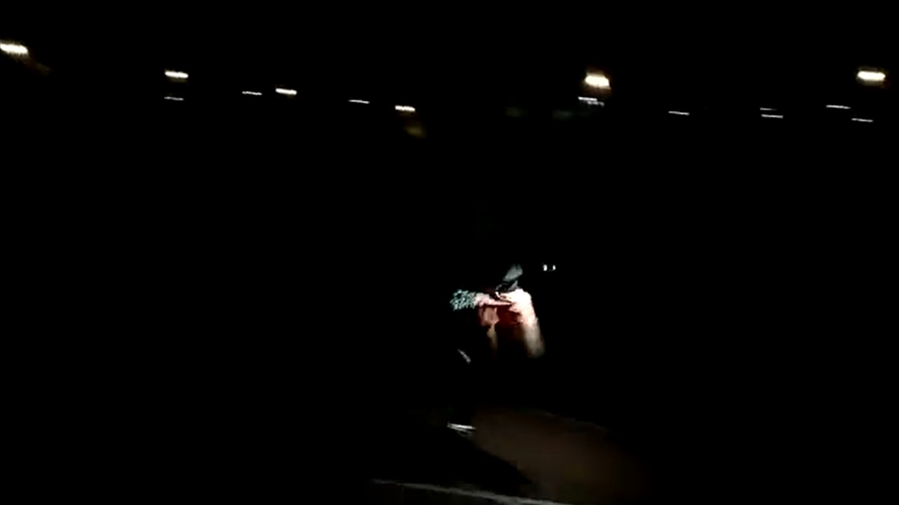 Un deportista corriendo ayer, iluminándose con una linterna, por la pista de atletismo de Valdemoro.