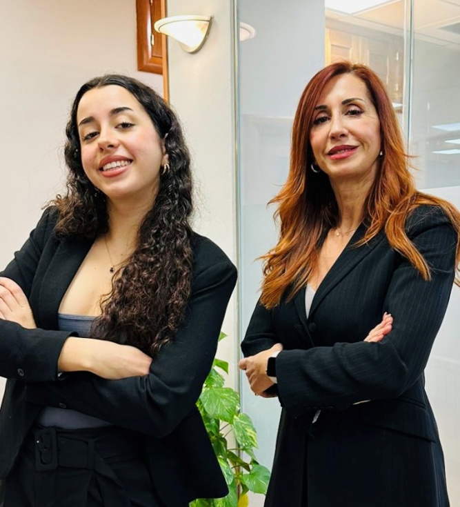 Maria Bernardos, fundadora de Ofitel, y una de las trabajadoras del centro de negocios, Vera Ozáez.