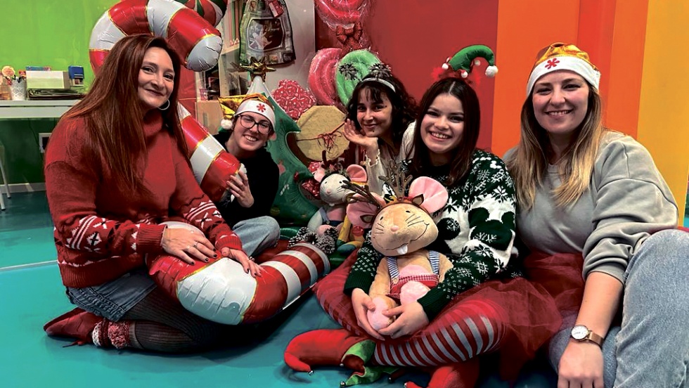 El equipo de profesoras de la acadamia Babies and Kids de Kids&Us Pinto y su directora, Nélida Zamora.