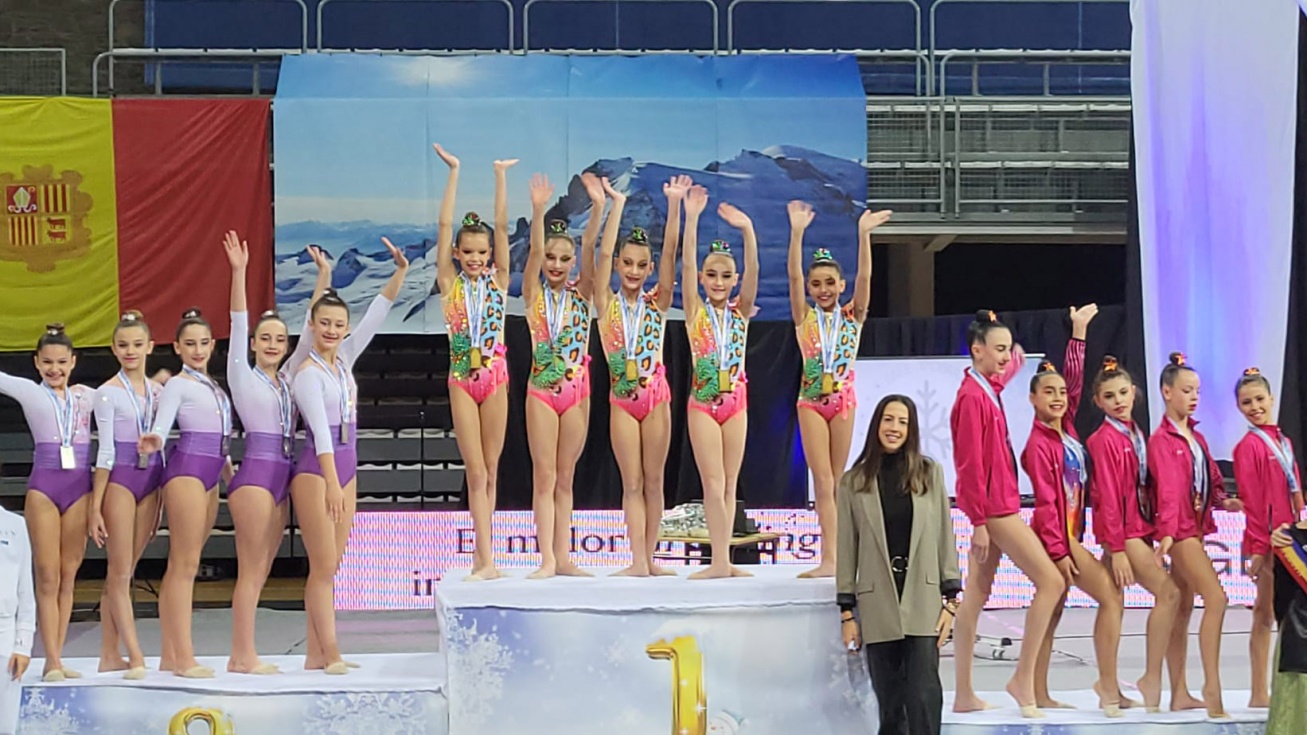 El equipo infantil de Pinto saluda desde lo alto del podio.