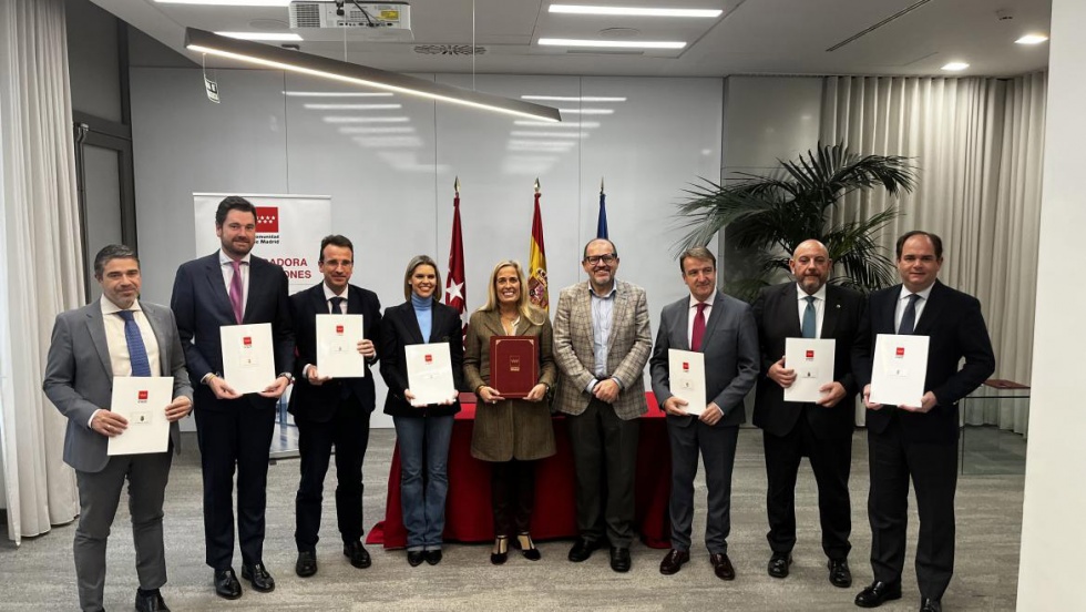 Los alcaldes de los siete municipios junto a la consejera de Economía, Hacienda y Empleo.