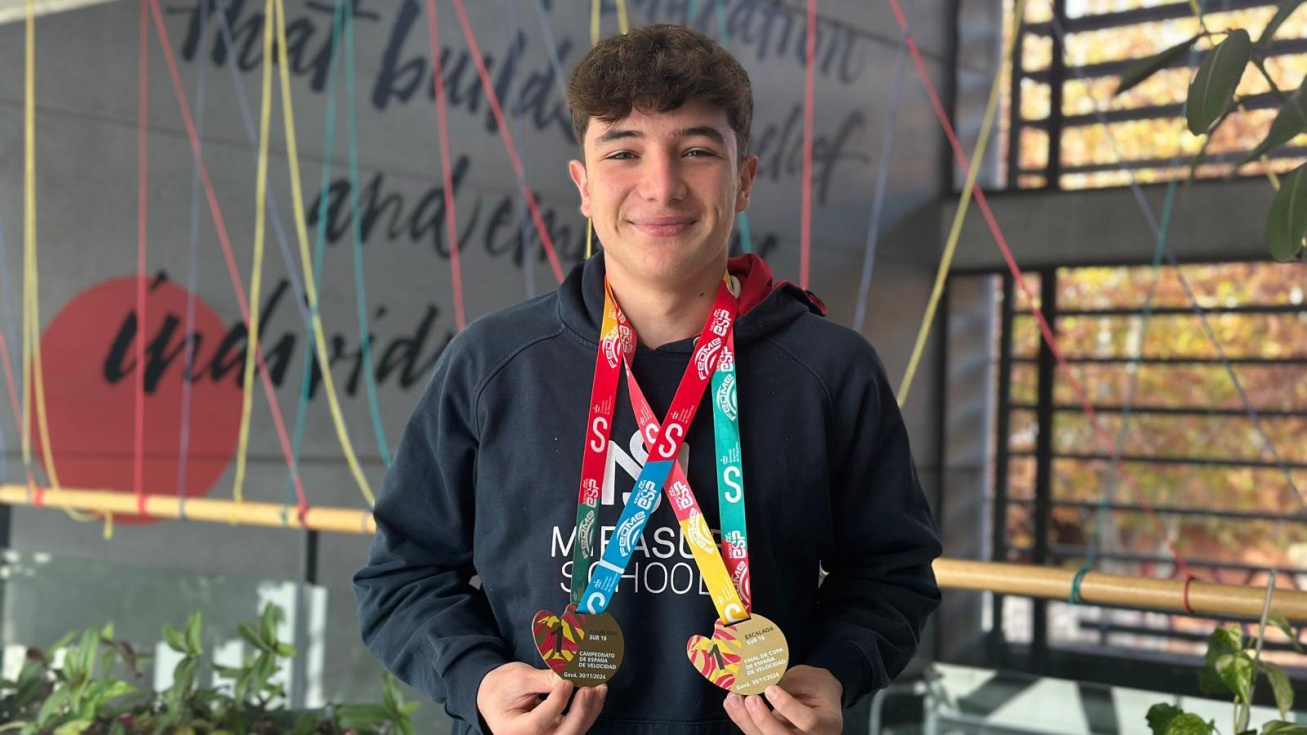 Darío con las medallas en el Colegio Mirasur.