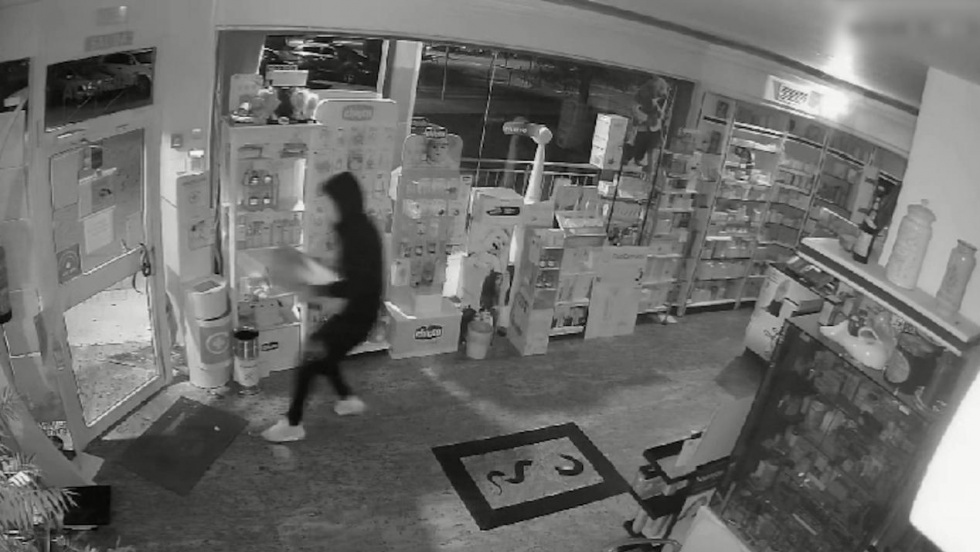 Imágenes captadas por la cámara de seguridad de uno de los establecimientos. Imágenes captadas por la cámara de seguridad de uno de los establecimientos.