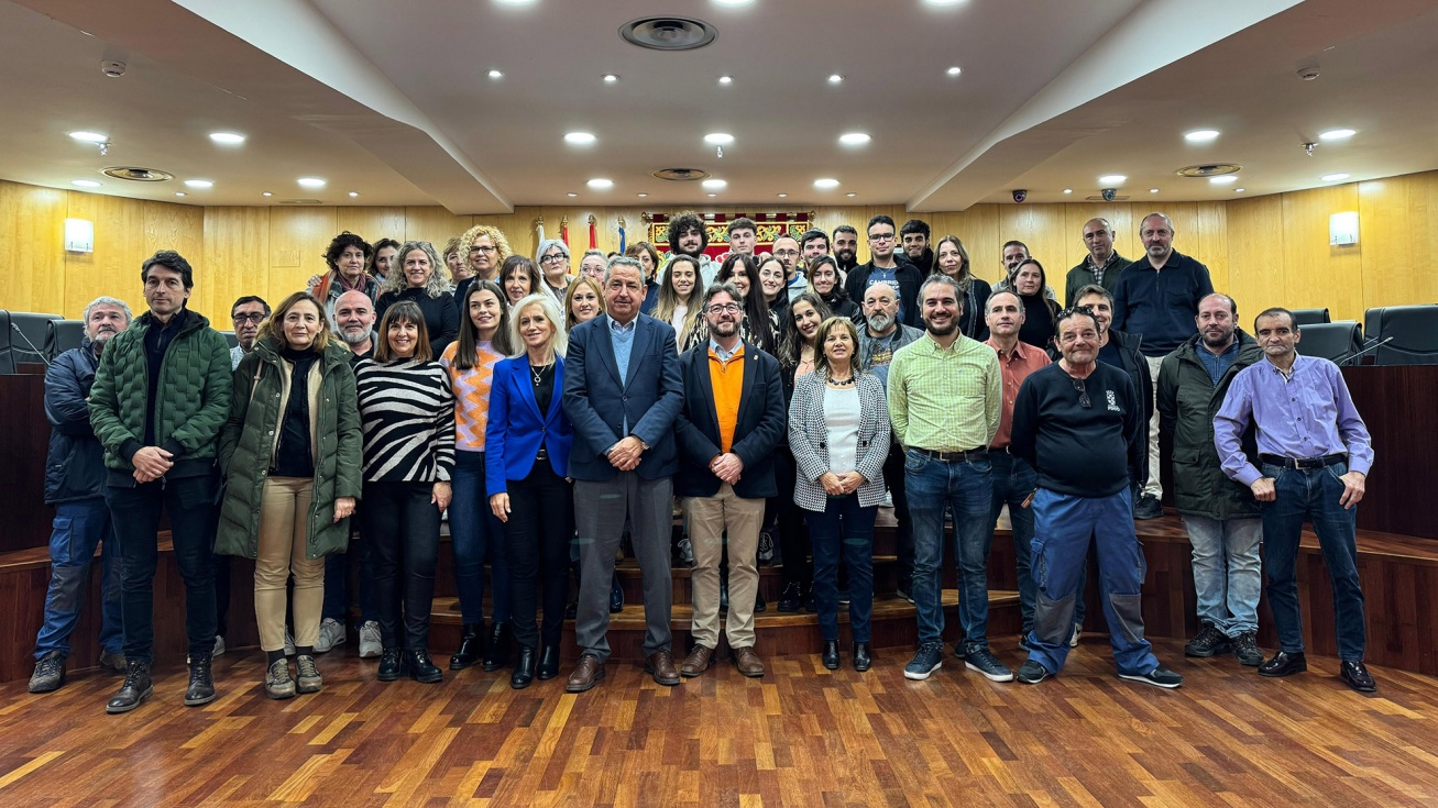 Los 34 trabajadores con los representantes municipales del Ayuntamiento de Pinto.