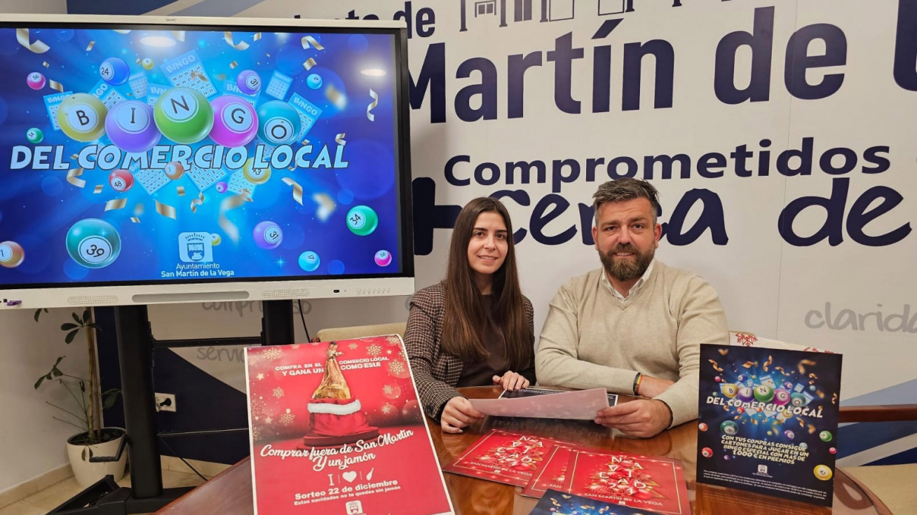 El alcalde, Rafael Martínez, y la concejala de Comercio, Mireya Martínez.