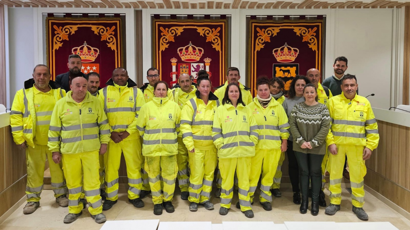 Los 16 trabajadores junto al alcalde, Rafael Martínez, y al primer teniente de alcalde, Sergio Neira.