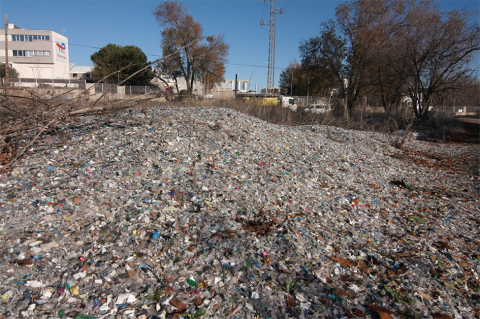 Depósito masivo de microplásticos en la vía de acceso | Espartal-Ecologistas en Acción