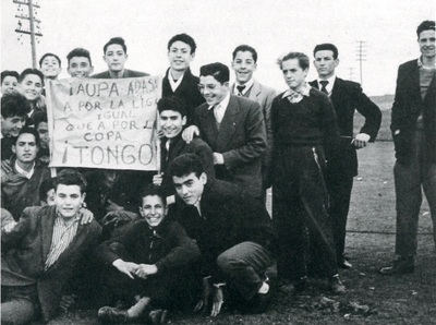 1958 - Benito de la Osa, Pedro, (…), Antonio, (…) hermanos Carrero, Antonio Hellín, Miguel Gallego, Pepe Torrejón, Julio Martín, Luis Serrano, Esteban de la Osa, Pepe Gonzálvez y otros compañeros seguidores del ADASA, en el campo de fútbol de Pistones