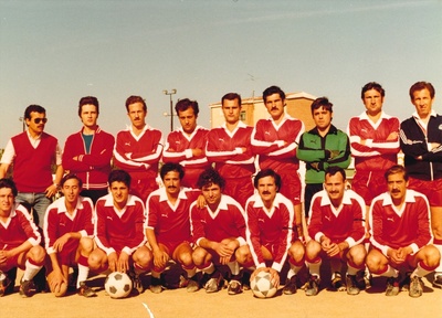 CLUB PARROQUIAL SANTIAGO DE FUTBOL. 1983. Arriba: Antonio Hernández, (…), Manuel Castro, Pepillo Gabarrón, Fernando Cobo, Felipe Ortiz, Santi, Antonio Ortiz, José Enrique Castro. Abajo: Victoriano Lebrón 'Pichi', Luis Gutierrez, José Ignacio Ortiz, Emilio