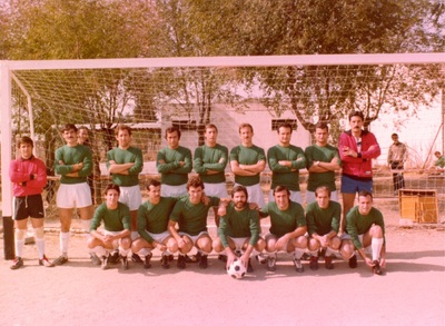 CLUB PARROQUIAL SANTIAGO DE FUTBOL.1981. Campo Mateu Cromo. Arriba: Santi, Felipe Ortiz, José Enrique Castro, Pepillo Gabarrón, Luis Gutierrez, Manolo Castro, Julio Carreño, Fernando Cobo, Ernesto Cano. Abajo: Victoriano Lebrón 'Pichi', Antonio Hernández,