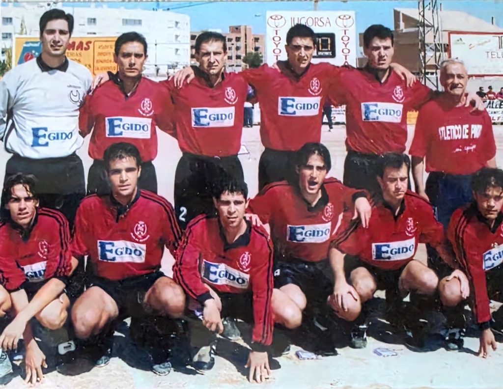 Arriba de izquierda a derecha: González, Aparicio, Morales, Galán, Vega, Cuqui (utillero). Abajo: Miguel Pérez, Chule, Raúl Leal, Mara, Mayor y Del Valle