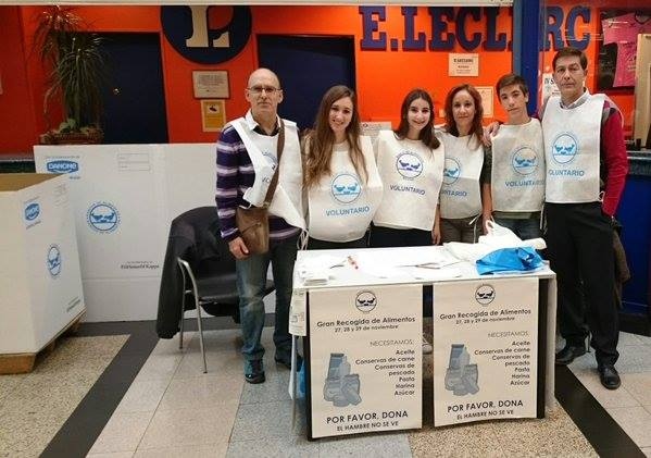 Voluntarios en el hipermercado E.Leclerc Pinto durante "La Gran recogida de Alimentos" de este año.