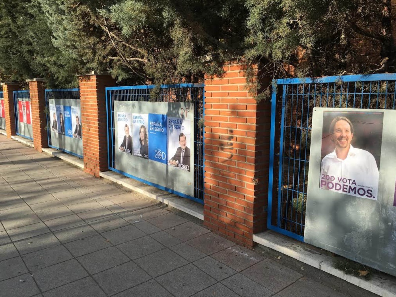 Carteles electorales en Pinto