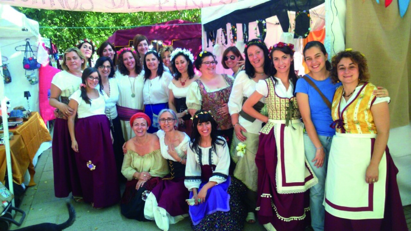 Algunas de  las artesanas de  la asociación durante el II Mercado  Renacentista Princesa de Éboli celebrado  en junio.
