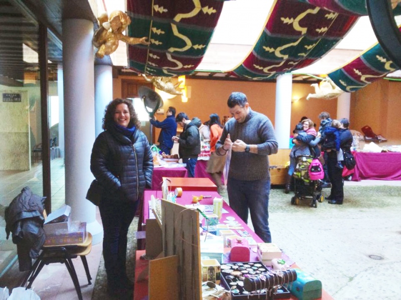 Primera Muestra de Artesanía Local en la que participó la asociación Arte-Sano de Pinto, celebrada el  19 de octubre de 2014 en el patio de la  Casa de la Cadena.