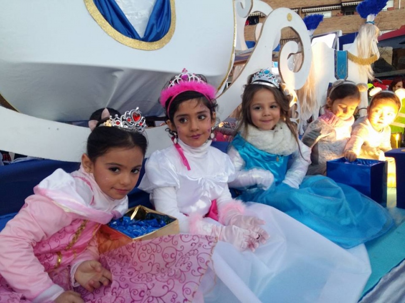 Carroza de La Cenicienta realizada por la Escuela de Danza Tere para la Cabalgata de Reyes de Pinto 2016.