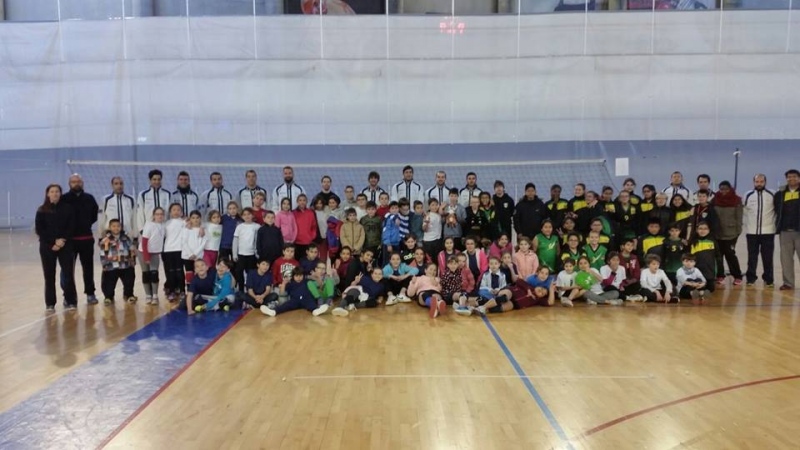 Participantes de la competición escolar de voleibol.