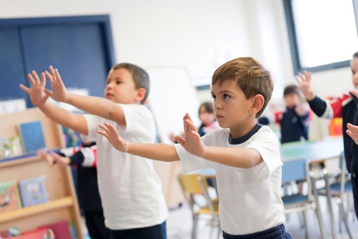 Alumnos del Colegio Mirasur de Pinto practicando Chi Kung.