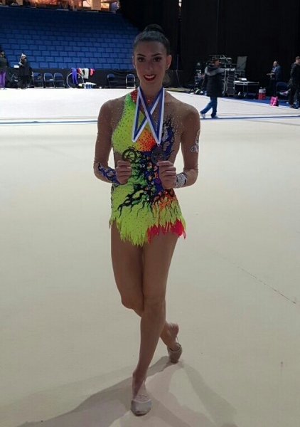 La pinteña Sandra Aguilar celebra su tercer puesto en Espoo.