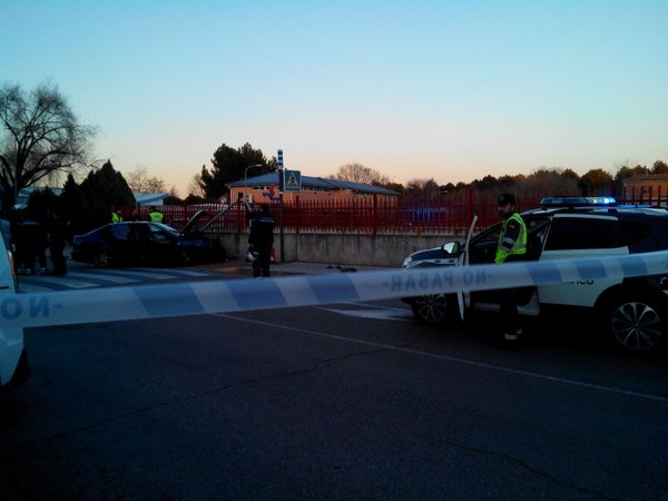 Agentes de seguridad atienden el vehículo siniestrado en Pinto.