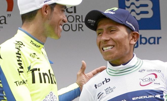 Alberto Contador felicita a Nairo Quintana por su victoria.