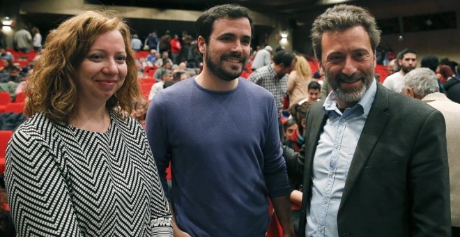 Chus Alonso junto a Alberto Garzón (centro) y Mauricio Valiente (derecha) | Foto: EFE