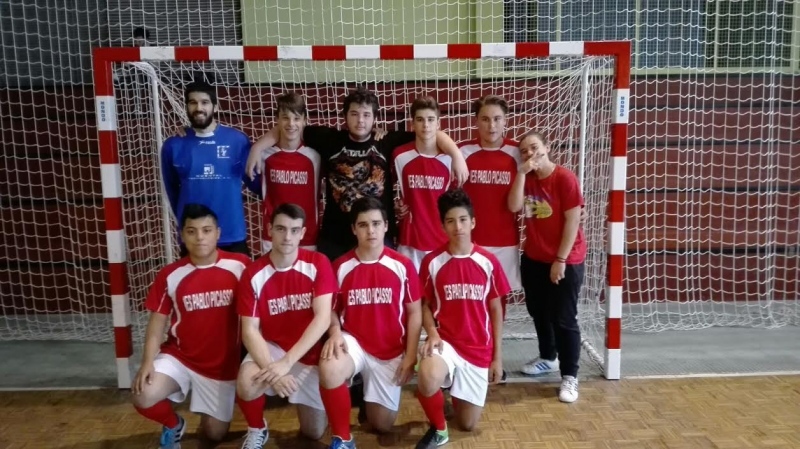 El entrenador Andrés Servant junto con el equipo de balonmano juvenil del IES Pablo Picasso de Pinto.