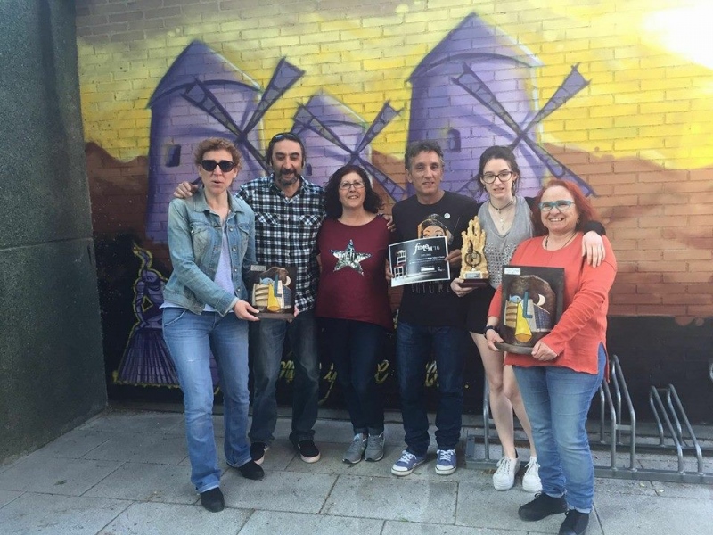 Miembros del Taller de Teatro de Pinto posan con sus últimos galardones.